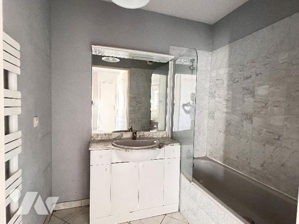 Gerland, appartement terrasse T2 bis de 51,50 m² avec 42 m² de terrasse, cave et garage fermé.