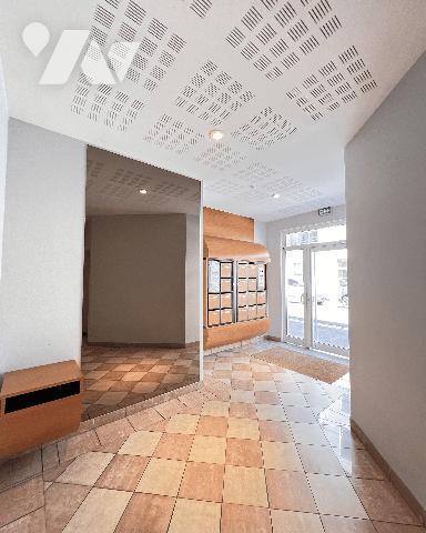 Gerland, appartement terrasse T2 bis de 51,50 m² avec 42 m² de terrasse, cave et garage fermé.