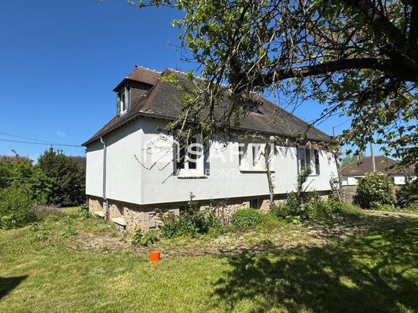 Maison sur sous-sol avec un hangar et un local