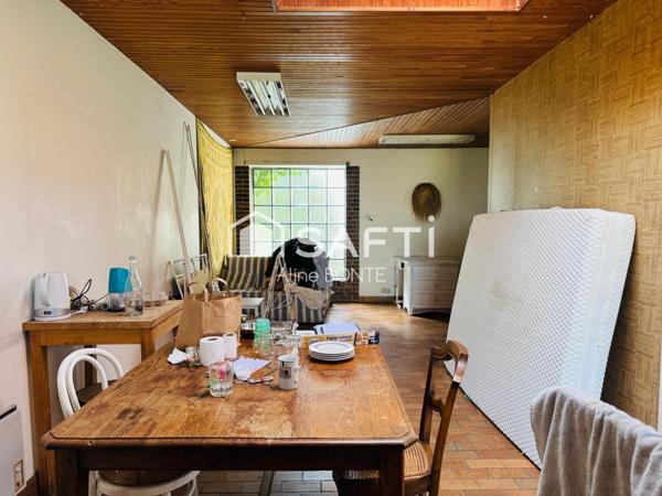 Maison sur sous-sol avec un hangar et un local