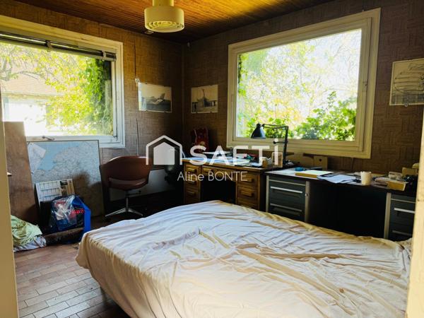 Maison sur sous-sol avec un hangar et un local