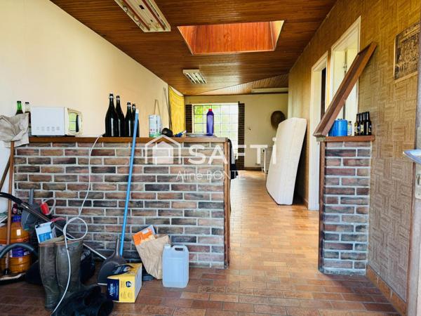 Maison sur sous-sol avec un hangar et un local