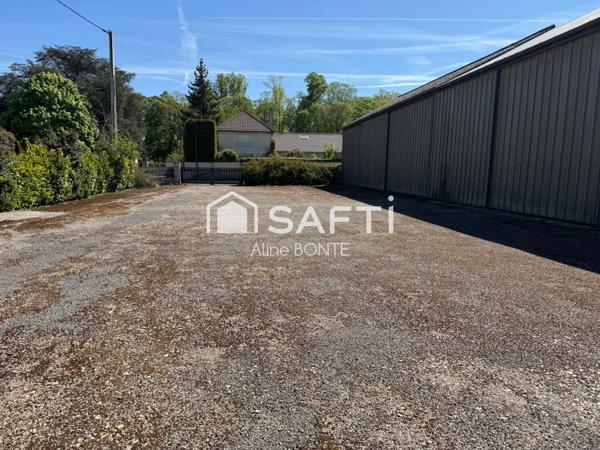 Maison sur sous-sol avec un hangar et un local