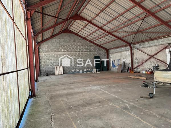 Maison sur sous-sol avec un hangar et un local