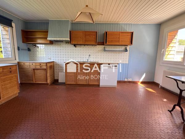 Maison sur sous-sol avec un hangar et un local