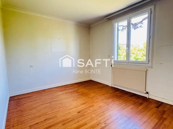 Maison sur sous-sol avec un hangar et un local