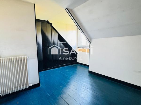 Maison sur sous-sol avec un hangar et un local