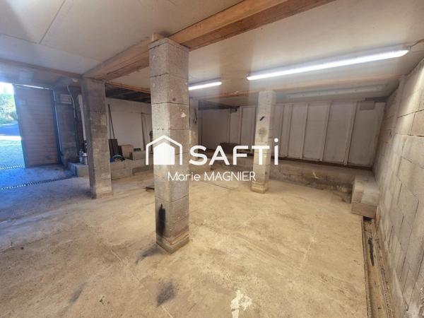 RARE SUR LE SECTEUR Beau Chalet  T3 - 2 chambres  de 50m2 entièrement rénové, avec sous sol aménagé, sur terrain de 234m2 clôturé, au calme,  résidence sécurisée avec piscine, à Gassin, proche commerces et plages.