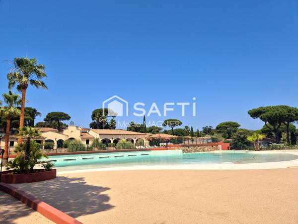 RARE SUR LE SECTEUR Beau Chalet  T3 - 2 chambres  de 50m2 entièrement rénové, avec sous sol aménagé, sur terrain de 234m2 clôturé, au calme,  résidence sécurisée avec piscine, à Gassin, proche commerces et plages.