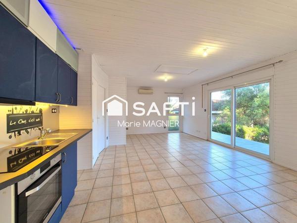 RARE SUR LE SECTEUR Beau Chalet  T3 - 2 chambres  de 50m2 entièrement rénové, avec sous sol aménagé, sur terrain de 234m2 clôturé, au calme,  résidence sécurisée avec piscine, à Gassin, proche commerces et plages.