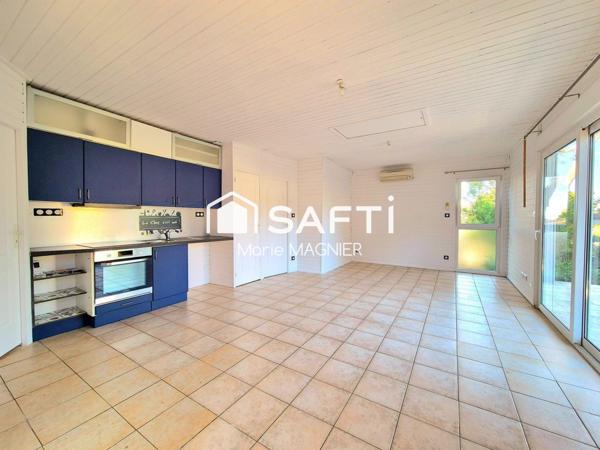 RARE SUR LE SECTEUR Beau Chalet  T3 - 2 chambres  de 50m2 entièrement rénové, avec sous sol aménagé, sur terrain de 234m2 clôturé, au calme,  résidence sécurisée avec piscine, à Gassin, proche commerces et plages.