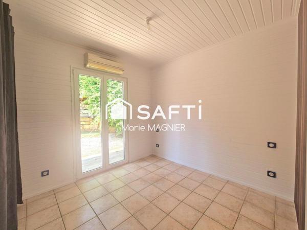 RARE SUR LE SECTEUR Beau Chalet  T3 - 2 chambres  de 50m2 entièrement rénové, avec sous sol aménagé, sur terrain de 234m2 clôturé, au calme,  résidence sécurisée avec piscine, à Gassin, proche commerces et plages.