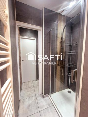 RARE SUR LE SECTEUR Beau Chalet  T3 - 2 chambres  de 50m2 entièrement rénové, avec sous sol aménagé, sur terrain de 234m2 clôturé, au calme,  résidence sécurisée avec piscine, à Gassin, proche commerces et plages.