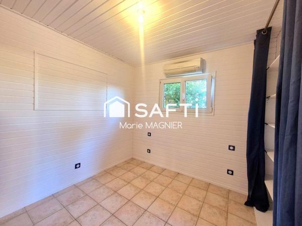RARE SUR LE SECTEUR Beau Chalet  T3 - 2 chambres  de 50m2 entièrement rénové, avec sous sol aménagé, sur terrain de 234m2 clôturé, au calme,  résidence sécurisée avec piscine, à Gassin, proche commerces et plages.