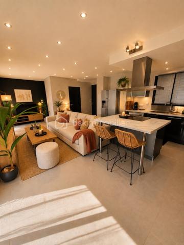 A seulement 10min de Pierrelatte, découvrez cette maison récente construite en 2015, moderne, parfaitement fonctionnelle et prête à vivre.

D'environ 71m² habitables, elle offre une belle pièce de vie lumineuse de 33m² avec cuisine ouverte aménagée et équipée avec îlot central, donnant directement sur une terrasse exposé plein Sud et un jardin clos facile a entretenir.

Au rez-de-chaussée : buanderie avec WC, climatisation réversible et accès direct au garage d'environ 22m² 
Le garage offre un beau potentiel d'aménagement en 3ème chambre au RDC selon vos besoins.
Une partie de l'isolation est déjà réalisée, le carrelage nécessaire est fourni et un linteau a été prévu afin de permettre la création d'une ouverture sur le jardin avec une porte fenêtre, facilitant ainsi la transformation en véritable espace de vie. 
Une possibilité intéressante pour créer une chambre supplémentaire, un bureau ou un espace indépendant tout en conservant aujourd'hui un véritable garage. 

A l'étage, vous profiterez de 2 suites, chacune avec sa salle d'eau : 
La première avec douche et rangements, la seconde avec baignoire et terrasse privative de 17m². WC indépendant et palier climatisé.

A l'extérieur, terrasse plein sud, espace détente, terrain de pétanque, douche extérieure, éclairage et possibilité de stationner plusieurs véhicules.

Les + :
* Construction 2015
* DPE B
* Pompe a chaleur + ballon thermodynamique
* Climatisation réversible sur les 2 niveaux
* Volets roulants électriques 
* Garage d'environ 22m² avec potentiel 3ème chambre
* Maison sur vide sanitaire 
* Jardin facile d'entretien 
* Aucun travaux à prévoir

+ Situation idéale pour les actifs du secteur : accès rapide au Tricastin, Pierrelatte, Saint-Paul-Trois-Châteaux et à l'A7. Montélimar à environ 20min.

Une maison récente, fonctionnelle et évolutive, idéale pour poser ses valises.