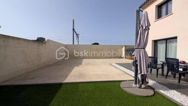 A seulement 10min de Pierrelatte, découvrez cette maison récente construite en 2015, moderne, parfaitement fonctionnelle et prête à vivre.

D'environ 71m² habitables, elle offre une belle pièce de vie lumineuse de 33m² avec cuisine ouverte aménagée et équipée avec îlot central, donnant directement sur une terrasse exposé plein Sud et un jardin clos facile a entretenir.

Au rez-de-chaussée : buanderie avec WC, climatisation réversible et accès direct au garage d'environ 22m² 
Le garage offre un beau potentiel d'aménagement en 3ème chambre au RDC selon vos besoins.
Une partie de l'isolation est déjà réalisée, le carrelage nécessaire est fourni et un linteau a été prévu afin de permettre la création d'une ouverture sur le jardin avec une porte fenêtre, facilitant ainsi la transformation en véritable espace de vie. 
Une possibilité intéressante pour créer une chambre supplémentaire, un bureau ou un espace indépendant tout en conservant aujourd'hui un véritable garage. 

A l'étage, vous profiterez de 2 suites, chacune avec sa salle d'eau : 
La première avec douche et rangements, la seconde avec baignoire et terrasse privative de 17m². WC indépendant et palier climatisé.

A l'extérieur, terrasse plein sud, espace détente, terrain de pétanque, douche extérieure, éclairage et possibilité de stationner plusieurs véhicules.

Les + :
* Construction 2015
* DPE B
* Pompe a chaleur + ballon thermodynamique
* Climatisation réversible sur les 2 niveaux
* Volets roulants électriques 
* Garage d'environ 22m² avec potentiel 3ème chambre
* Maison sur vide sanitaire 
* Jardin facile d'entretien 
* Aucun travaux à prévoir

+ Situation idéale pour les actifs du secteur : accès rapide au Tricastin, Pierrelatte, Saint-Paul-Trois-Châteaux et à l'A7. Montélimar à environ 20min.

Une maison récente, fonctionnelle et évolutive, idéale pour poser ses valises.