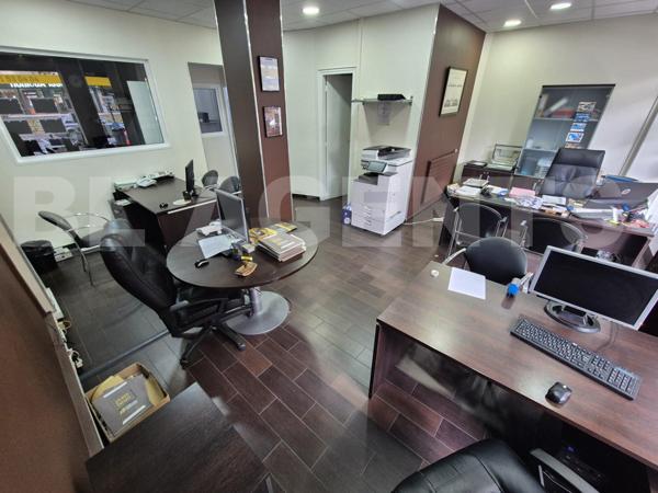 Commerce 59 m² Gare RER-E à 100m Grande vitrine, parking. vendu libre