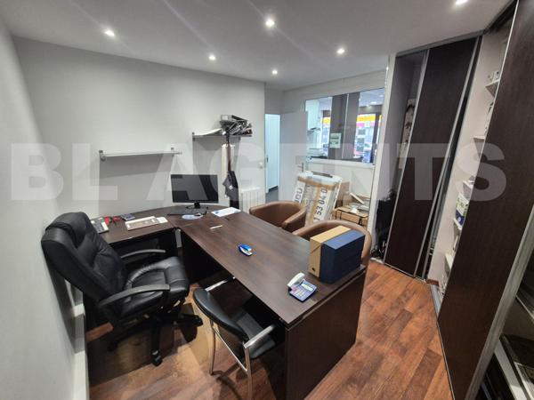 Commerce 59 m² Gare RER-E à 100m Grande vitrine, parking. vendu libre