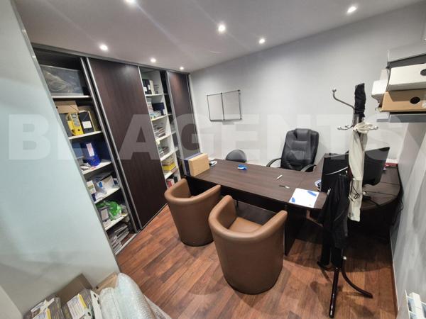 Commerce 59 m² Gare RER-E à 100m Grande vitrine, parking. vendu libre