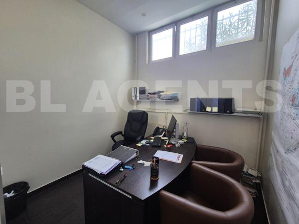 Commerce 59 m² Gare RER-E à 100m Grande vitrine, parking. vendu libre