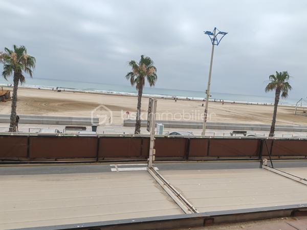 Fonds de commerce d'un restaurant unique .
Il est composé de plusieurs possibilités de restauration à ce jour. 
120 places assises.
Possibilité d'un restaurant à thème unique. Avec licence IV.
Grande Terrasse face à la mer. Ouvert à l 'année.
Possibilité de développer davantage le CA.