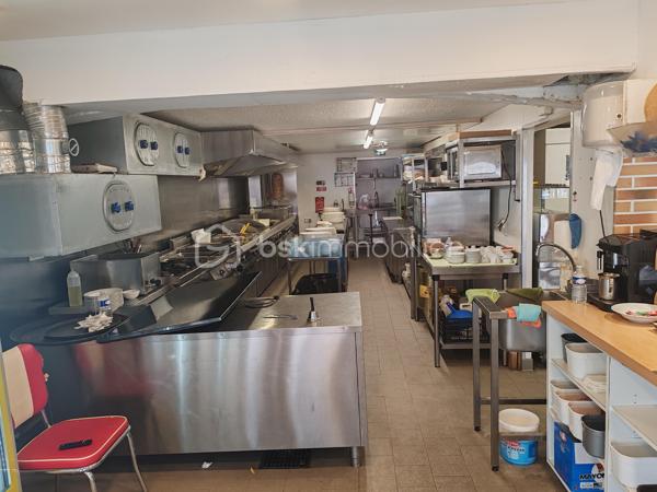 Fonds de commerce d'un restaurant unique .
Il est composé de plusieurs possibilités de restauration à ce jour. 
120 places assises.
Possibilité d'un restaurant à thème unique. Avec licence IV.
Grande Terrasse face à la mer. Ouvert à l 'année.
Possibilité de développer davantage le CA.
