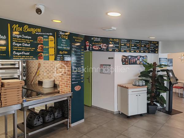 Fonds de commerce d'un restaurant unique .
Il est composé de plusieurs possibilités de restauration à ce jour. 
120 places assises.
Possibilité d'un restaurant à thème unique. Avec licence IV.
Grande Terrasse face à la mer. Ouvert à l 'année.
Possibilité de développer davantage le CA.