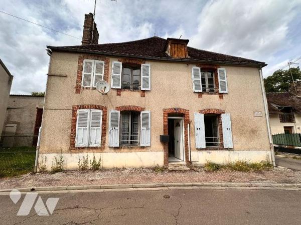 À Saint-Julien-du-Sault, cette maison à rénover entièrement  propose une surface habitable de 1...