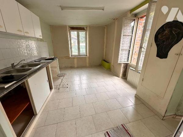 À Saint-Julien-du-Sault, cette maison à rénover entièrement  propose une surface habitable de 1...