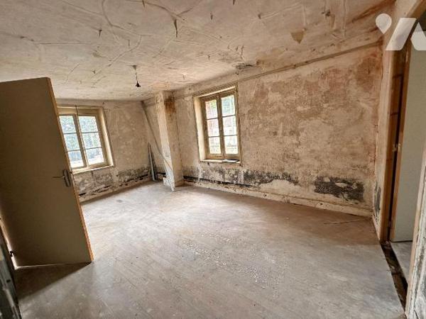 À Saint-Julien-du-Sault, cette maison à rénover entièrement  propose une surface habitable de 1...