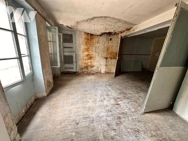 À Saint-Julien-du-Sault, cette maison à rénover entièrement  propose une surface habitable de 1...