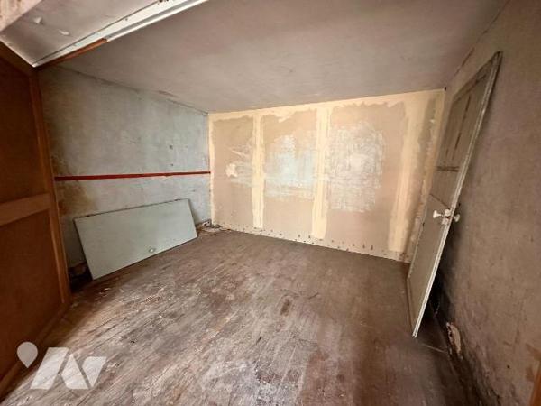 À Saint-Julien-du-Sault, cette maison à rénover entièrement  propose une surface habitable de 1...