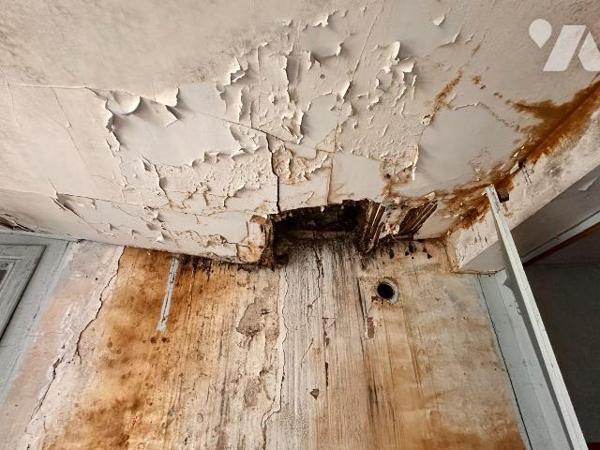 À Saint-Julien-du-Sault, cette maison à rénover entièrement  propose une surface habitable de 1...