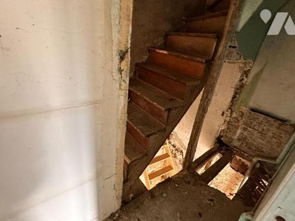 À Saint-Julien-du-Sault, cette maison à rénover entièrement  propose une surface habitable de 1...