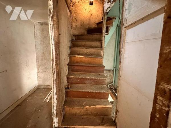 À Saint-Julien-du-Sault, cette maison à rénover entièrement  propose une surface habitable de 1...