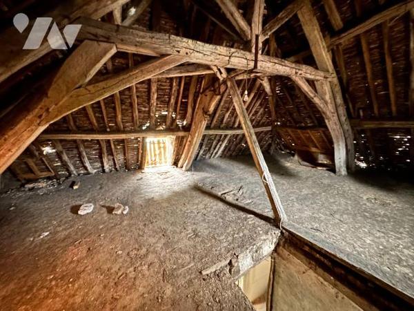 À Saint-Julien-du-Sault, cette maison à rénover entièrement  propose une surface habitable de 1...