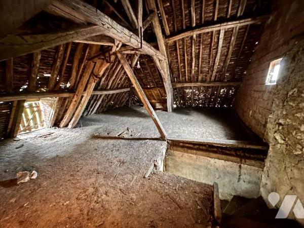 À Saint-Julien-du-Sault, cette maison à rénover entièrement  propose une surface habitable de 1...