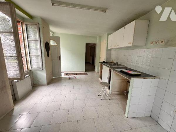 À Saint-Julien-du-Sault, cette maison à rénover entièrement  propose une surface habitable de 1...