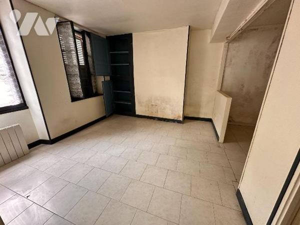 À Saint-Julien-du-Sault, cette maison à rénover entièrement  propose une surface habitable de 1...