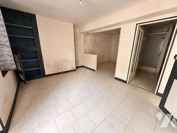 À Saint-Julien-du-Sault, cette maison à rénover entièrement  propose une surface habitable de 1...