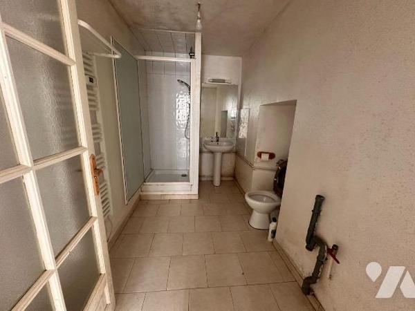 À Saint-Julien-du-Sault, cette maison à rénover entièrement  propose une surface habitable de 1...