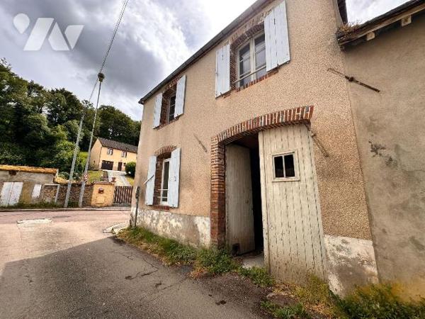 À Saint-Julien-du-Sault, cette maison à rénover entièrement  propose une surface habitable de 1...