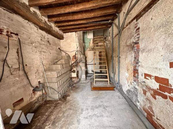À Saint-Julien-du-Sault, cette maison à rénover entièrement  propose une surface habitable de 1...