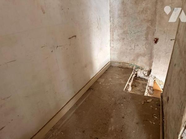 À Saint-Julien-du-Sault, cette maison à rénover entièrement  propose une surface habitable de 1...
