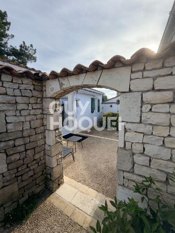 Maison spacieuse à vendre à La Flotte - 5 chambres et jardin!