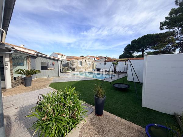 Maison spacieuse à vendre à La Flotte - 5 chambres et jardin!