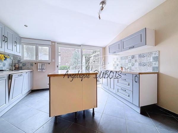Belle maison de ville situé en centre ville de Lens, venez découvrir cette maison sur deux étages offrant de beaux volumes et une distribution fonctionnelle. Cette maison possède une terrasse avec un jardin !