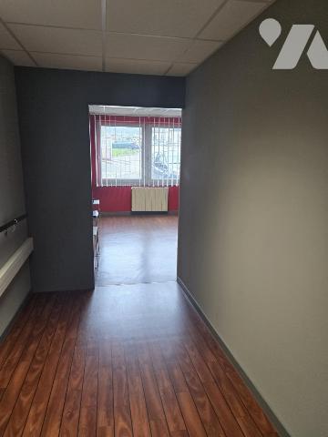 Local professionnel à LONS-LE-SAUNIER de 102m².