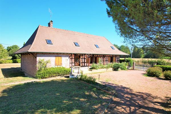 Ensemble bressan au calme située entre CHALON-SUR-SAONE et LONS-LE-SAUNIER proche LOUHANS et ses 157 arcades à 25 minutes de l'autoroute A39 et 40 minutes de l'A6