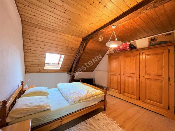 Ensemble bressan au calme située entre CHALON-SUR-SAONE et LONS-LE-SAUNIER proche LOUHANS et ses 157 arcades à 25 minutes de l'autoroute A39 et 40 minutes de l'A6